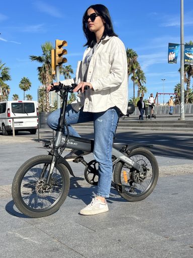 HIMO E-Bike, a stylish and efficient electric bicycle perfect for urban commuting and leisure rides, featuring modern design and advanced te